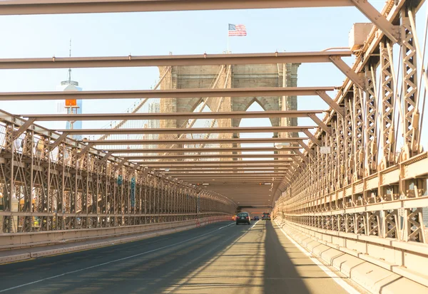 ブルックリン橋の道路と街のスカイライン、ニューヨーク市 — ストック写真