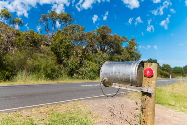 Metalen postvak platteland weg — Stockfoto