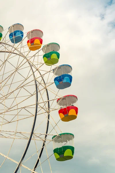 Cabines colorées de roue panoramique — Photo