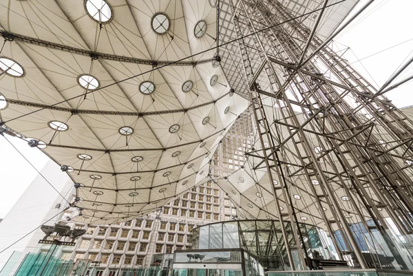 PARÍS - 3 DE JUN: El Grande Arche en el negocio de La Defence — Foto de Stock