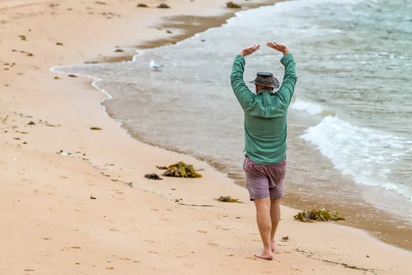 Чоловіки ходять і роблять вправи вздовж пляжу — стокове фото