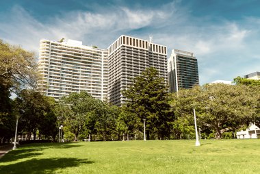 Sydney, Austral arka plan olarak modern bina ile yeşil çim