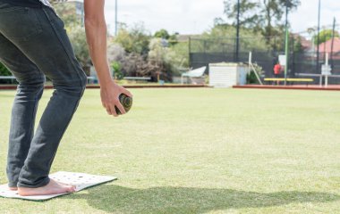 Bocce açık oynayan erkek