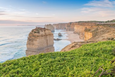 Oniki Havariler taşlara Avustralya günbatımı Great Ocean Road, Victoria boyunca -