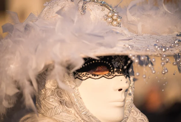 Farbenfrohe Karnevalsmaske in Venedig — Stockfoto