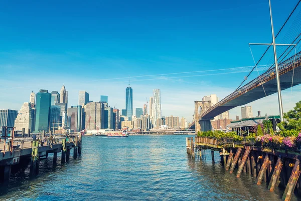 Lower Manhattan. Belle ligne d'horizon de Brooklyn Bridge Park — Photo