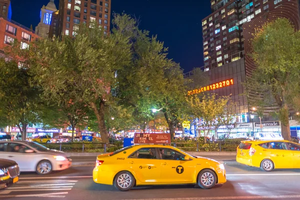 NEW YORK CITY - SEPTEMBER 20, 2015: Yellow cabs in Manhattan. Ta — Stock Photo, Image