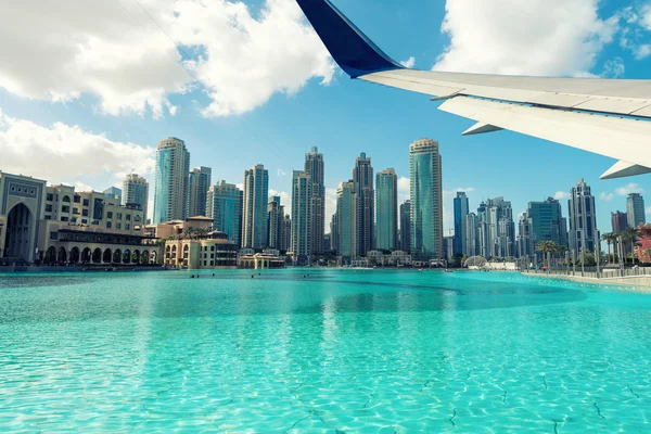 Avião sobrevoando arranha-céus do Dubai, Emirados Árabes Unidos — Fotografia de Stock