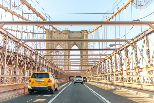 布鲁克林大桥道路和城市的天际线，纽约城 — 图库照片