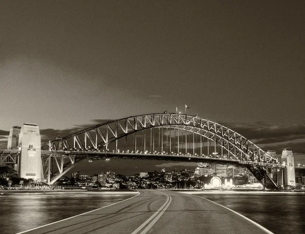 Camino del Asfalto a Sydney. Concepto de vacaciones y viajes — Foto de Stock