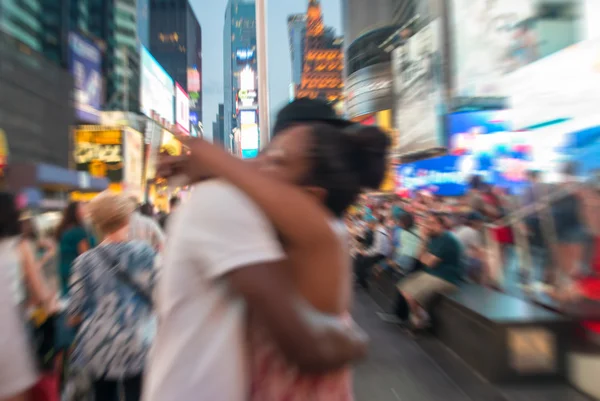 Vue floue d'un couple embrassé à Times Square, New York — Photo