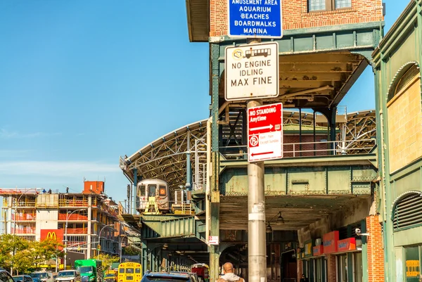 New York - Oct 20: Vchod o stanici metra Coney Island — Stock fotografie