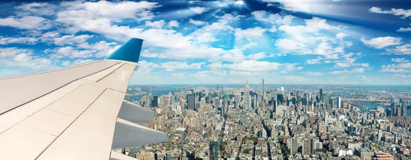 Ala dell'aereo sopra lo skyline di New York City — Foto Stock