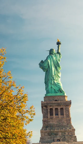 New York'ta sonbahar ağaçları ile çevrili Özgürlük heykeli — Stok fotoğraf