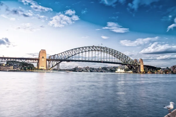 Sydney Harbour Bridge and city night skyline, Austrália — Fotografia de Stock