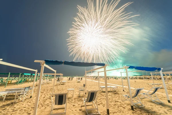 Tűzijáték a strandon — Stock Fotó