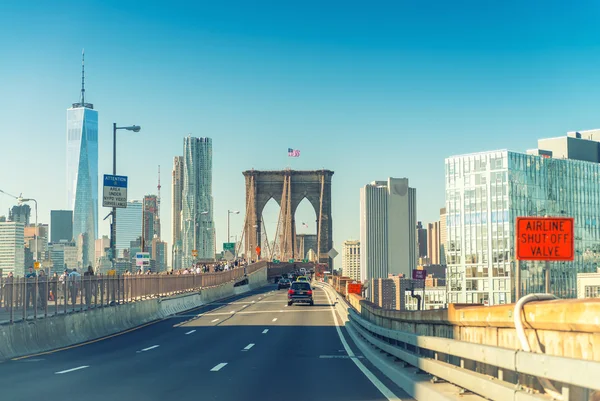 Brooklyn Bridge road and city skyline, New York City — Stock Photo, Image