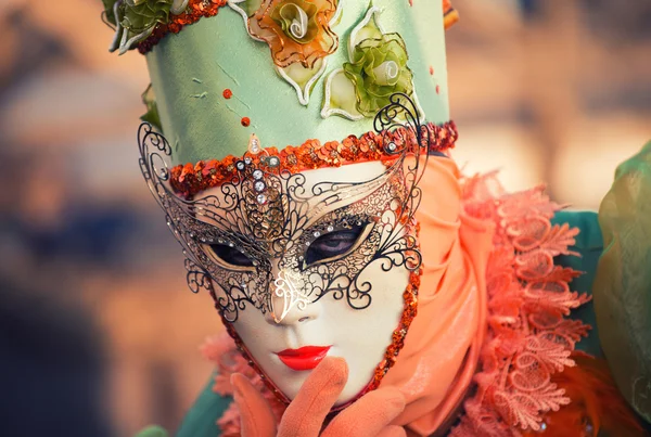 Farbenfrohe Karnevalsmaske in Venedig — Stockfoto