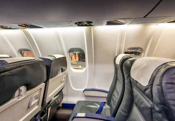 Airplane window with view on London landmark. Holiday and touris — Stock Photo, Image