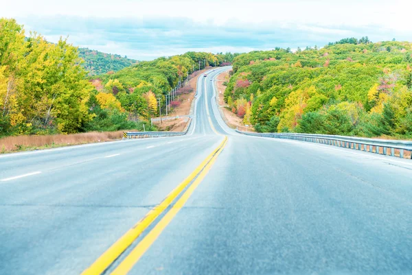 Outono paisagem com estrada — Fotografia de Stock