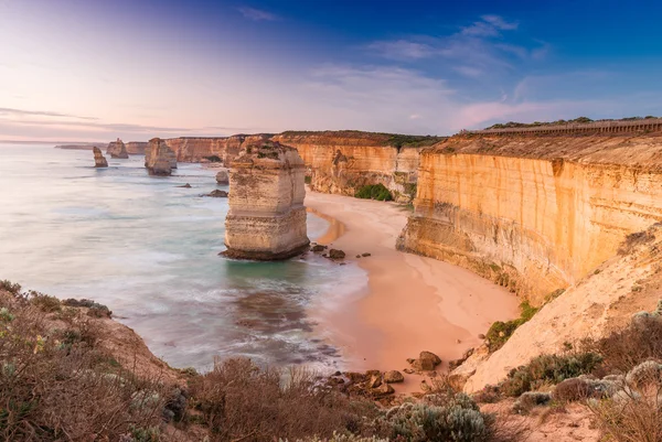 Doze apóstolos rochas na Austrália ao pôr do sol ao longo da Great Ocean Road, Victoria  - — Fotografia de Stock