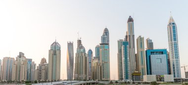 Dubai marinası alacakaranlıkta ufuk çizgisi.