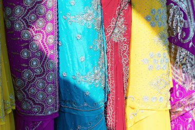 Doğu pazarında renkli giysiler