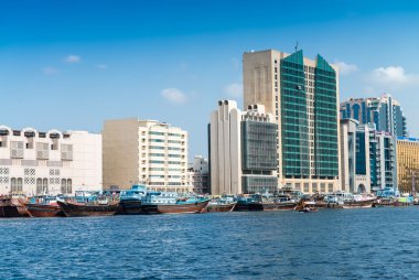 Dubai - 7 Ekim 2015: Dubai creek binalar ve tekne ile. D