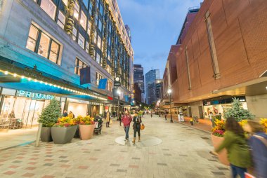 Boston - 12 Eylül 2015: Turist şehir sokaklar boyunca. Boston