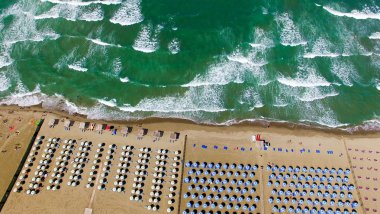 Sandalye ve şemsiye oc boyunca güzel havadan görünümü