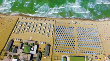 Sandalye ve şemsiye oc boyunca güzel havadan görünümü