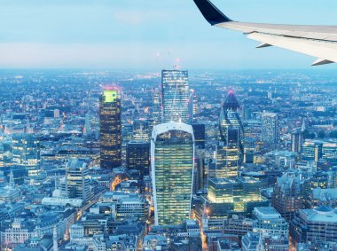 Londra, İngiltere üzerinden uçan