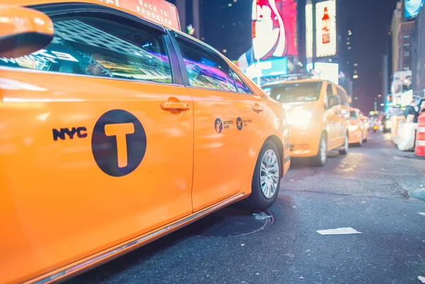 Žluté taxíky na Manhattanu street. — Stock fotografie