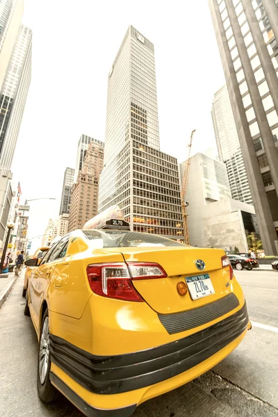 NUEVA YORK CITY - 20 DE SEPTIEMBRE DE 2015: Taxi cab along Manhattan str — Foto de Stock