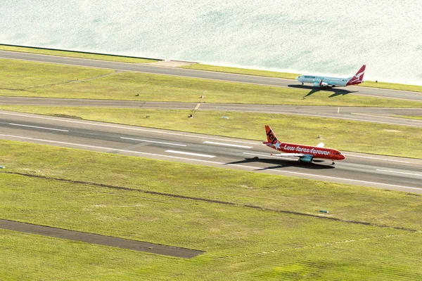 SYDNEY - 10 DE OCTUBRE DE 2015: Aviones en pista aeroportuaria. Sydney a — Foto de Stock