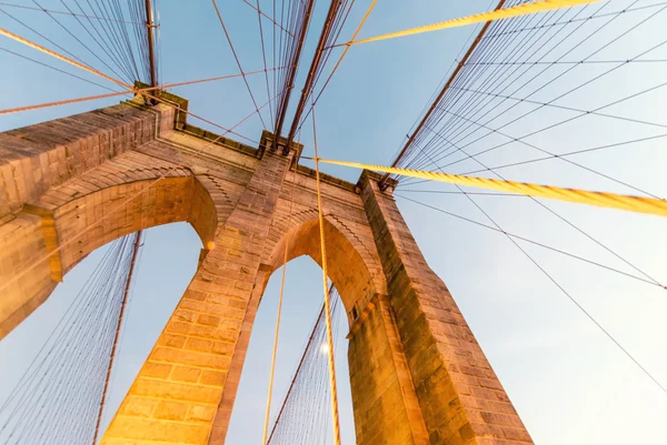 Pracht der Brücke von Brooklyn in der Abenddämmerung — Stockfoto