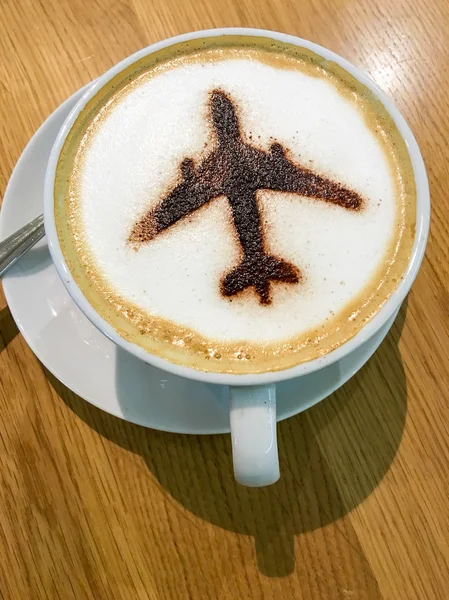 Forma de avião em xícara de café — Fotografia de Stock