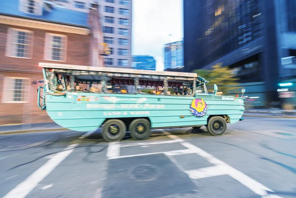 BOSTON - SEPTEMBER 12, 2015: Boston Duck Tour ia s very famous c — Stock Photo, Image