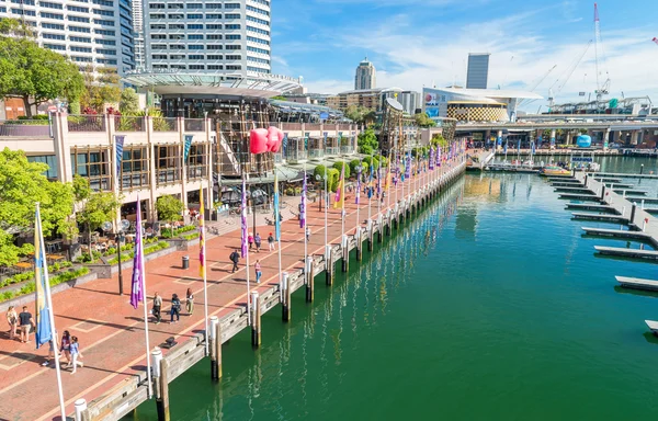 SYDNEY - OCTOMBRIE 12, 2015: Magazine și restaurante Darling Harbour — Fotografie, imagine de stoc