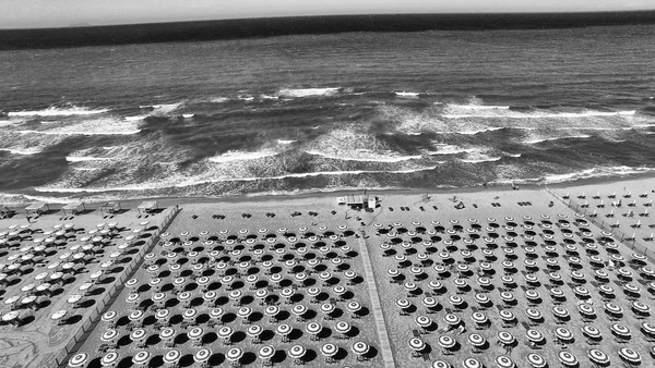 Strand parasols en stoelen op het strand. Luchtfoto vogel eye view — Stockfoto