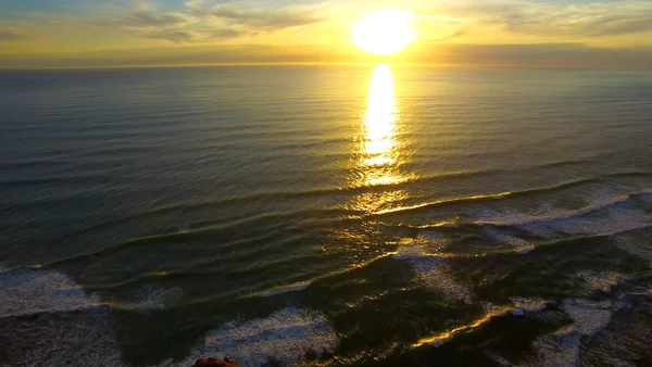 Pôr do sol sobre o oceano, vista aérea — Fotografia de Stock