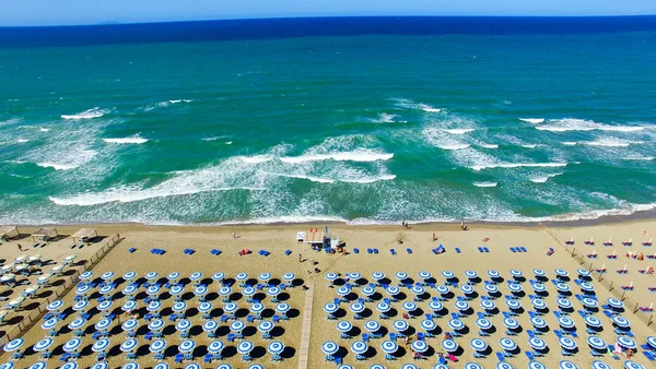 Szép légi felvétel, a strand székek és napernyők mentén az oc — Stock Fotó