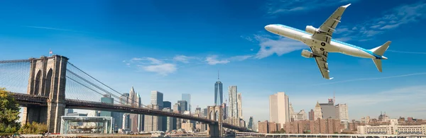 Aereo dopo il decollo con lo skyline di New York. Concetto di viaggio — Foto Stock