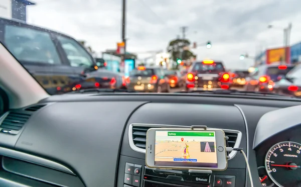 GPS-apparaat in een auto, satellietnavigatiesysteem langs stad stre — Stockfoto