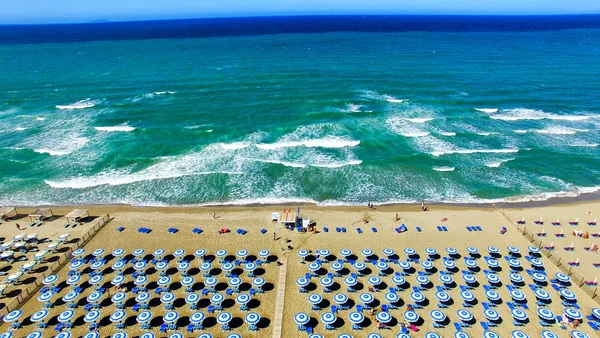 Beautiful aerial view of beach chairs and umbrellas along the oc — Stock Photo, Image