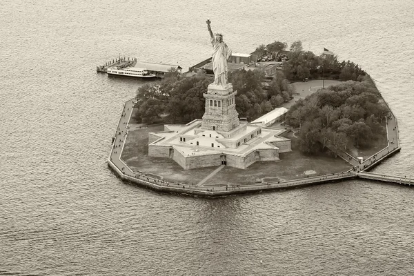 Vista de helicóptero da Estátua da Liberdade, Nova York — Fotografia de Stock