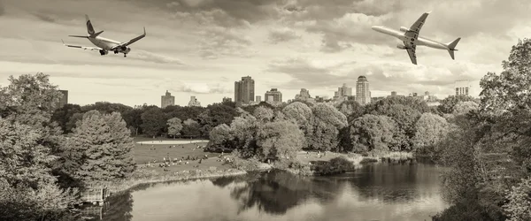 Aviões a sobrevoar o Central Park em Nova Iorque. Conceito de turismo — Fotografia de Stock