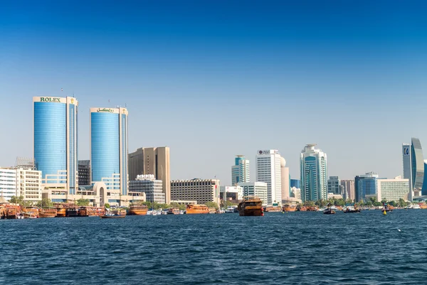 DUBAI - OCTOBER 7, 2015: Dubai creek with buildings and boats. D — Stock Photo, Image