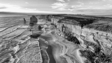 Oniki Havariler taşlara Avustralya günbatımı Great Ocean Road, Victoria boyunca -