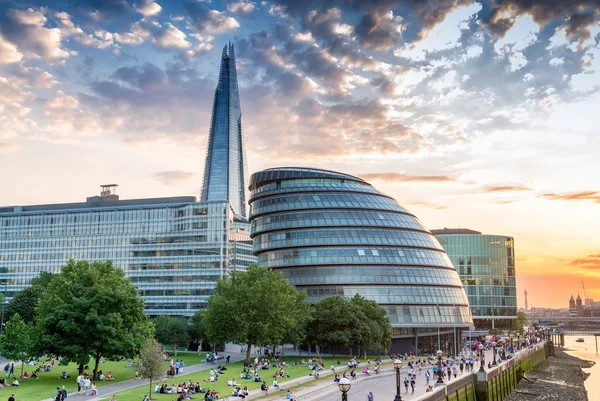 Londres. Bâtiments municipaux le long de la Tamise — Photo